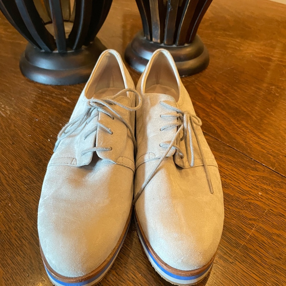 Two by Vinc Camuto light gray suede oxfords. Size 8.5